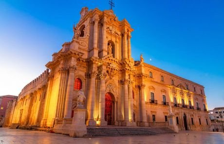 duomo di siracusa, situato in una delle più belle piazze d'italia