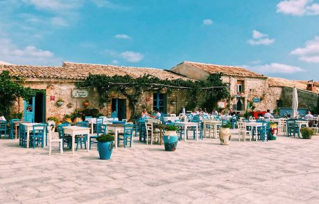il caratteristico borgo marittimo di marzamemi, con i suoi colori estivi
