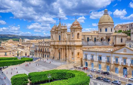 cattedrale di noto, nel cuore della città per eccellenza del barocco, il giardino di pietra