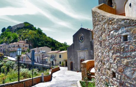 il caratteristico centro storico di savoca