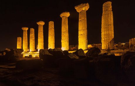 foto notturna del tempio di eracle situato nella valle dei templi di agrigento