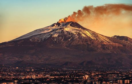 una suggestiva veduta dell'etna al tramontare del sole