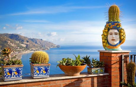 veduta del mare da una caratteristica terrazza di taormina